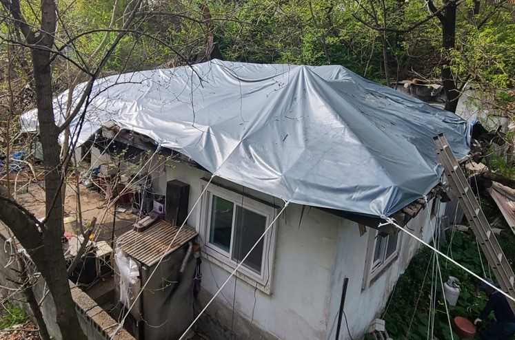 따뜻한 나눔 이야기(7) 노후지붕 누수 방지 지원해드렸습니다.